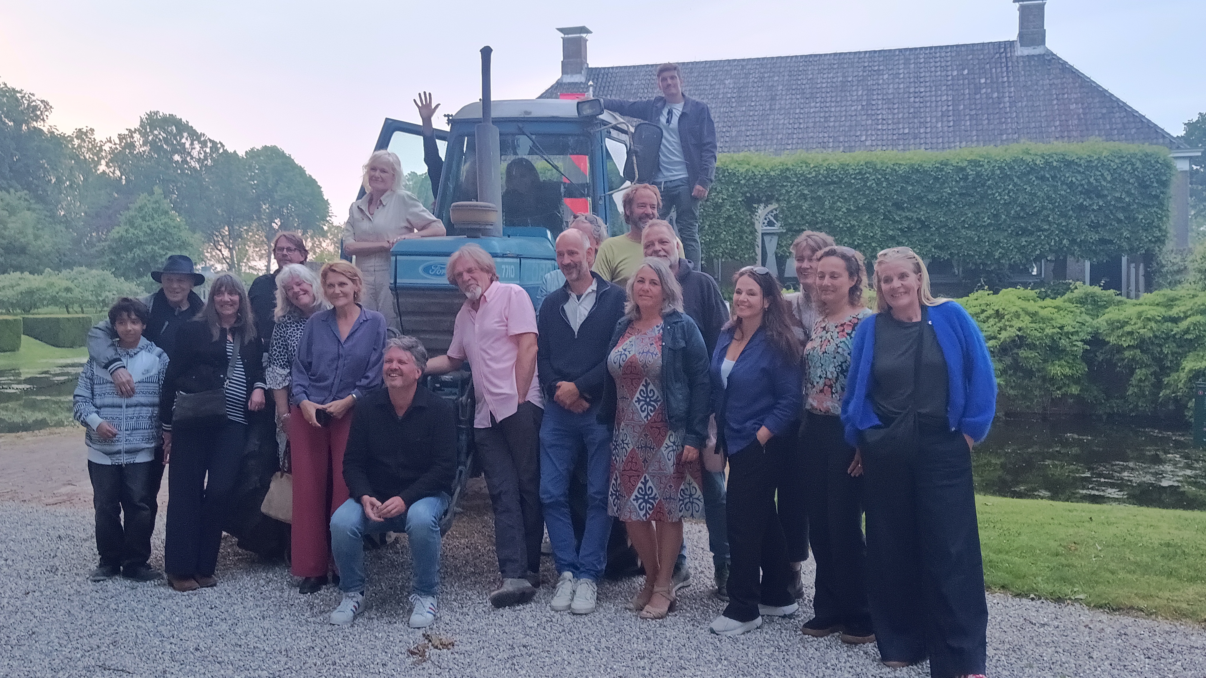 foto van de cast en crew Pookse Bruid bij de tractor uit de film