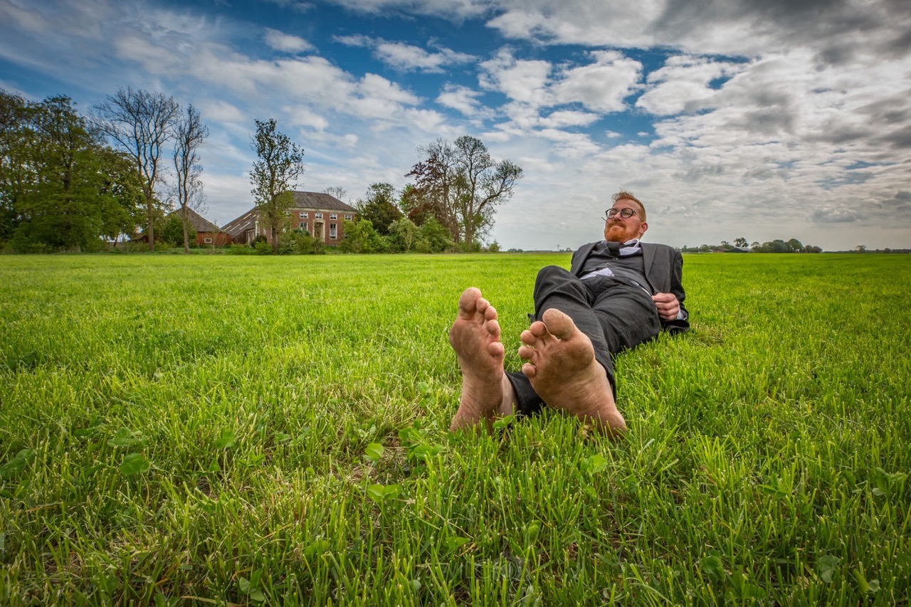Erwin de Vries in het gras