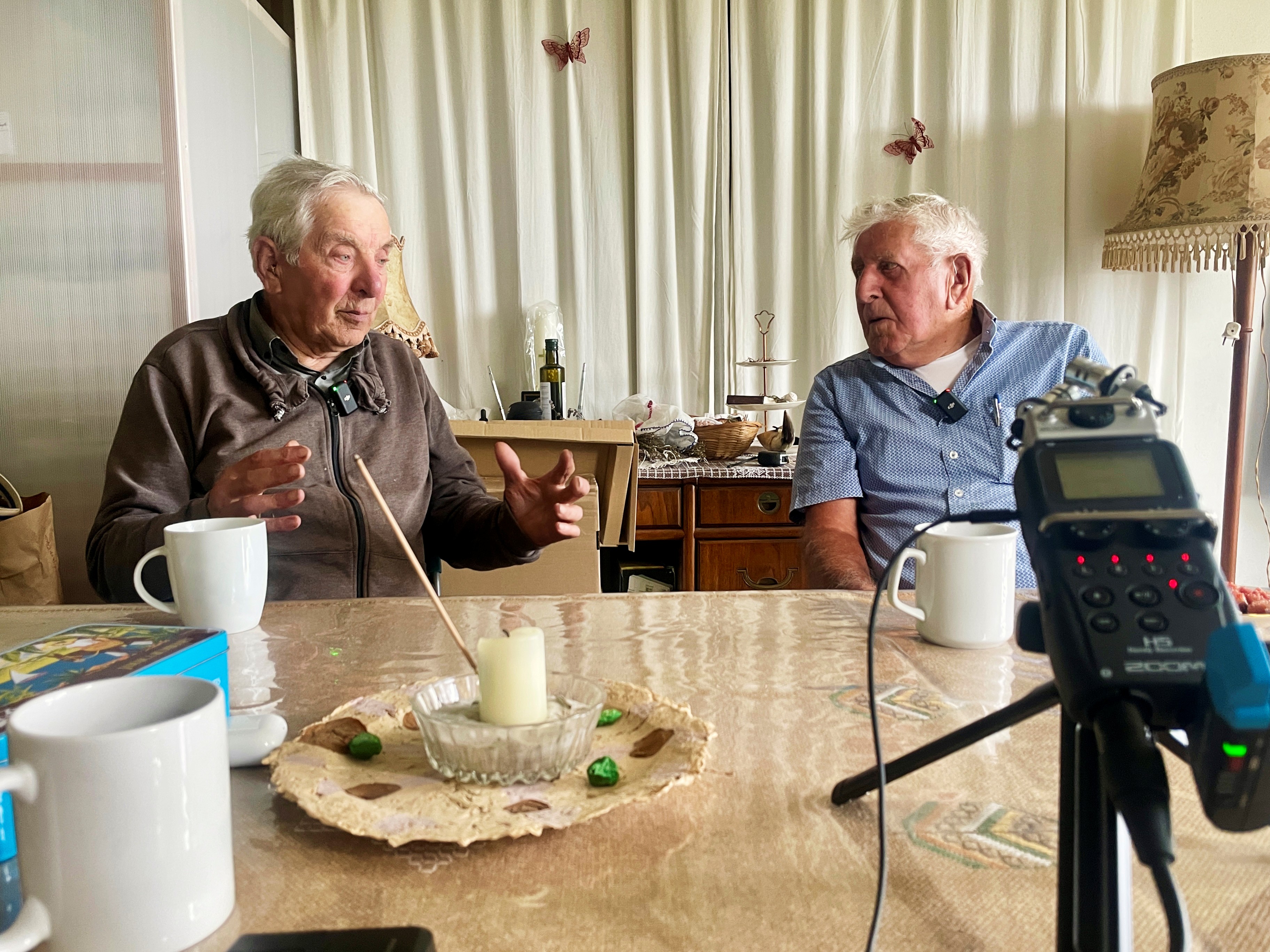 foto van Jan en Jan in gesprek met de podcast maker